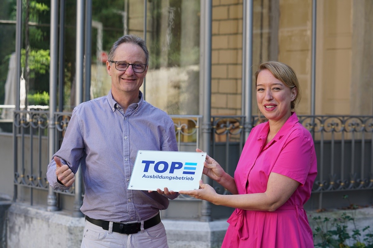 Kfmv Bern wird TOP-Ausbildungsbetrieb: Thomas Rentsch überreicht Sabrina Meier das Label.